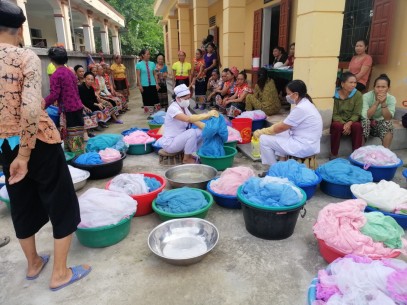 Tẩm màn cho tại vùng sốt rét lưu hành huyện Tương Dương