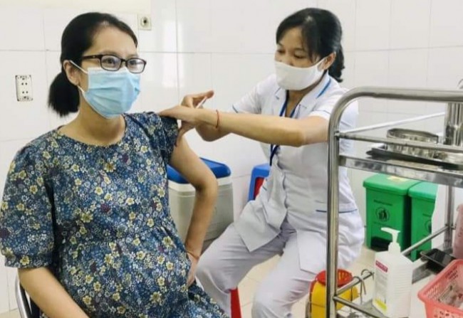 Những điều cần biết cho phụ nữ mang thai  khi tiêm vaccine COVID-19 .