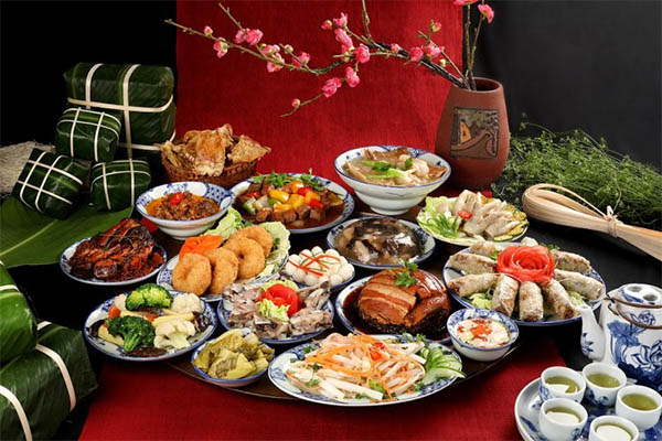 Bữa ăn ngày tết thường có nhiều thịt, dầu mỡ.