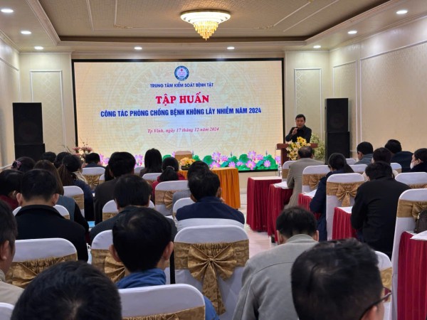 BS.CKII. Lê Tuấn Anh, trưởng khoa PCBKLN, CDC Nghệ An phát biểu khai mạc lớp tập huấn