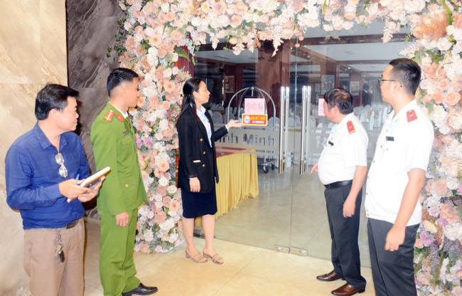 Kiểm tra việc chấp hành các quy định của pháp luật về phòng, chống tác hại của thuốc lá tại Khách sạn Vinh Plaza, TP Vinh.