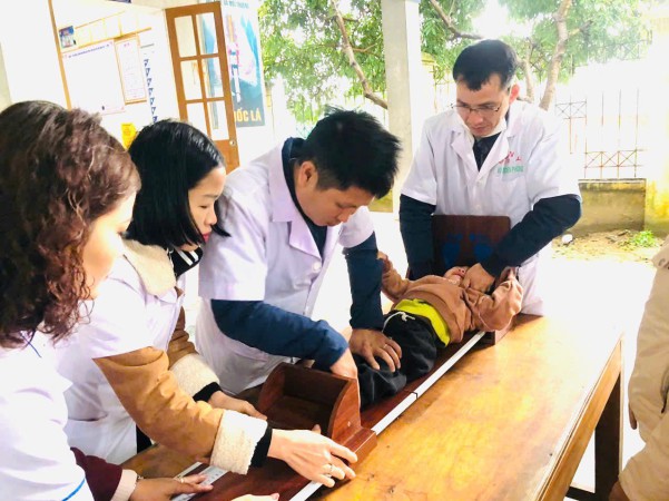 Trung tâm Kiểm soát bệnh tật Nghệ An phối hợp thực hiện khảo sát thực trạng ăn bổ sung của trẻ nhỏ.