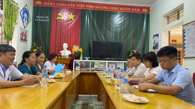 Ảnh: Đoàn làm việc tại TYT Nam Cát, Nam Đàn