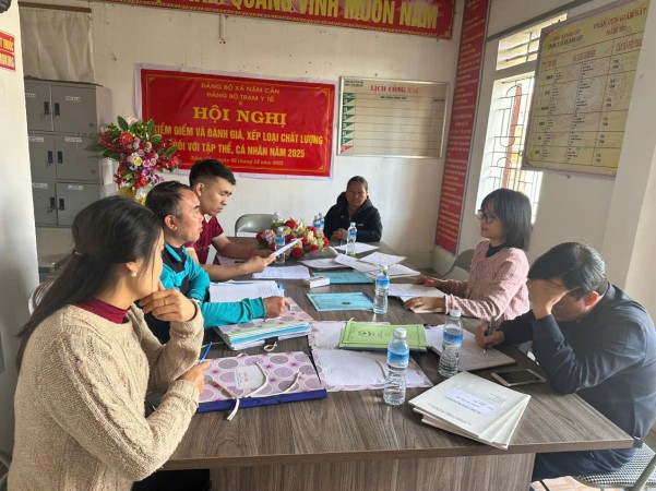 Ảnh: Đoàn làm việc tại TYT Nậm Cắn