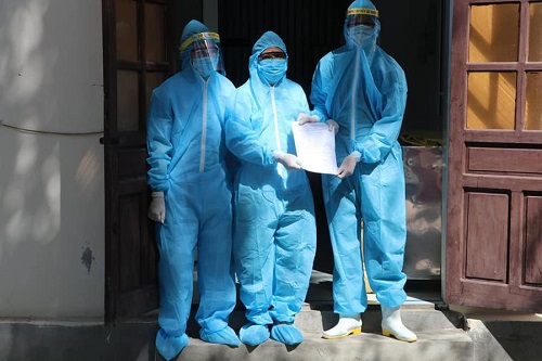 Bệnh nhân nhiễm COVID- 19 trong cộng đồng đầu tiên ở Nghệ An xuất viện