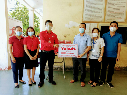 Công ty TNHH Yakult Việt Nam tại Nghệ An tặng 3.000 chai sữa lên men Yakult cho cán bộ y, bác sĩ CDC Nghệ An, nơi tuyến đầu phòng, chống dịch COVID -19.