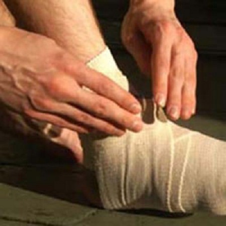 Xử trí đúng khi bị bong gân khớp cổ chân