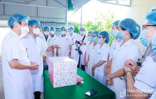 Bí thư Tỉnh ủy Nghệ An Thái Thanh Quý thăm, động viên đội ngũ y, bác sỹ trên tuyến đầu chống dịch COVID -19