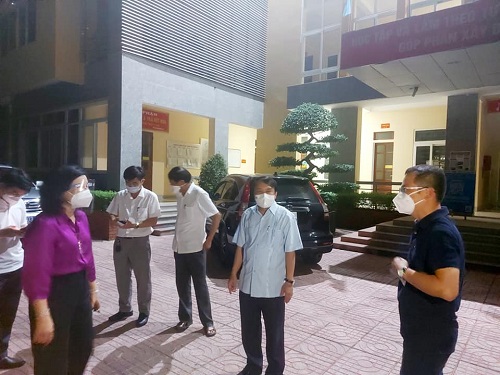 Xuyên đêm lấy mẫu xét nghiệm COVID -19 cho hơn 5.000 người dân xã Kim Liên và Nam Giang huyện Nam Đàn.
