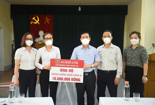 Các cơ quan đoàn thể đến thăm, tặng quà cho cán bộ, y, bác sĩ nơi tuyến đầu phòng chống dịch Covid-19