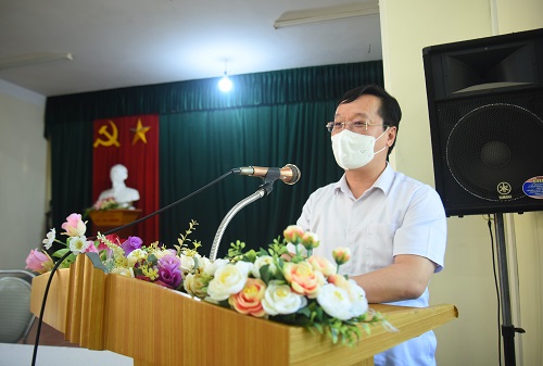 Chủ tịch UBND tỉnh Nguyễn Đức Trung và Giám đốc Sở Y tế đến thăm, tặng quà động viên đội ngũ y, bác sỹ trên tuyến đầu chống dịch COVID -19
