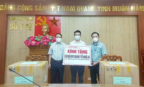 Đồng chí Võ Trọng Hải - P.Bí thư Tỉnh ủy - Chủ tịch UBND tỉnh Hà Tĩnh gửi tặng Ngành Y tế Nghệ An 3000 Test kháng nguyên nhanh Trueline COVID-19 Medicon trị giá 450 triệu