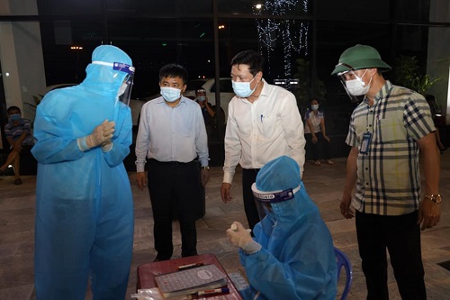 Lãnh đạo Sở Y tế kiểm tra, hỗ trợ công tác lấy mẫu, test nhanh COVID-19 miễn phí tại Thành phố Vinh.