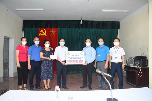Các cơ quan đơn vị đến tặng quà động viên cán bộ y, bác sĩ nơi tuyến đầu phòng, chống dịch COVID -19.