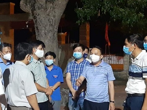 1h30( 17/6/2021),công tác truy vết lấy mẫu xét nghiệm COVID- 19 tại huyện Diễn Châu vẫn đang tiếp tục