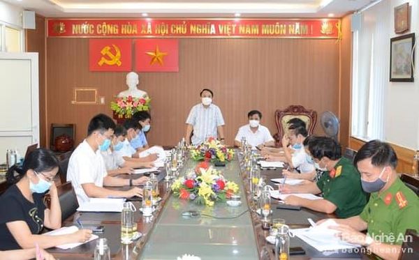 Giám đốc Y tế Nghệ An - Phó Ban Chỉ đạo phòng, chống COVID-19 tỉnh họp nhanh với Ban Chỉ đạo phòng chống COVID-19 huyện Diễn Châu