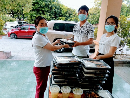 Những suất cơm nghĩa tình đến với cán bộ, y, bác sỹ CDC Nghệ An - Nơi tuyến đầu làm công tác phòng chống dịch COVID-19