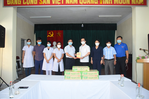 Lãnh đạo UBND Thành phố Vinh và các đơn vị thăm, tặng quà cho cán bộ, y, bác sĩ Trung tâm Kiểm soát bệnh tật tỉnh