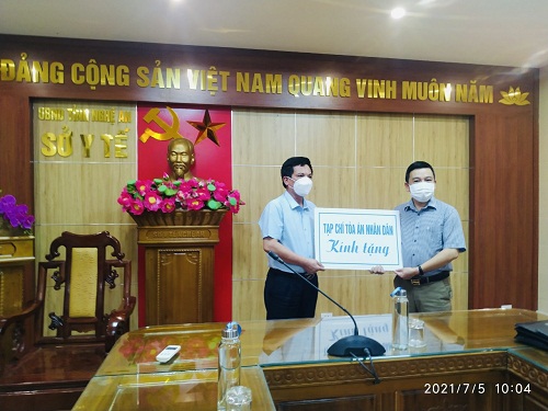 Tạp chí Tòa án nhân dân trao tặng 500 bộ quần áo bảo hộ y tế cho Sở Y tế Nghệ An