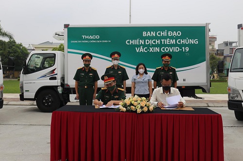 Bàn giao xe lạnh vận chuyển vắc xin COVID-19 cho chiến dịch tiêm chủng 2021 - 2022