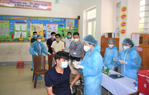 Lãnh đạo Sở Y tế, Trung tâm Kiểm soát bệnh tật tỉnh kiểm tra, giám sát tiêm chủng vắc xin phòng dịch COVID -19 trên địa bàn tỉnh Nghệ An.