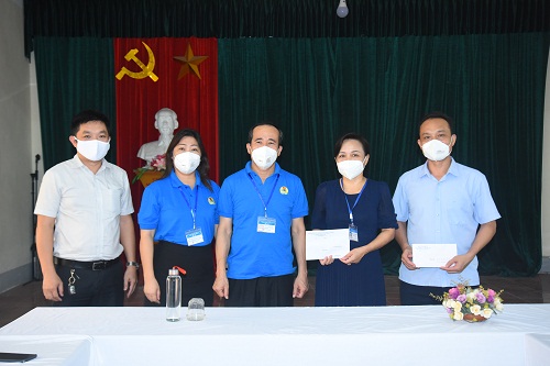Công đoàn ngành Y tế Nghệ An đại diện Công đoàn Y tế Việt Nam, Công đoàn ngành Y tế Hà tĩnh, thăm và tặng quà cho các đơn vị y tế và đội ngũ y, bác sỹ nơi tuyến đầu phòng, chống dịch Covid-19