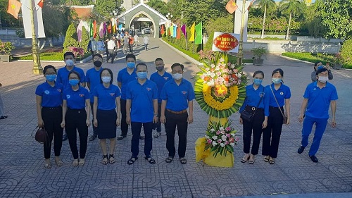 Đoàn cơ sở Sở Y tế dâng hương tri ân các anh hùng liệt sĩ tại Nghĩa trang thành phố Vinh