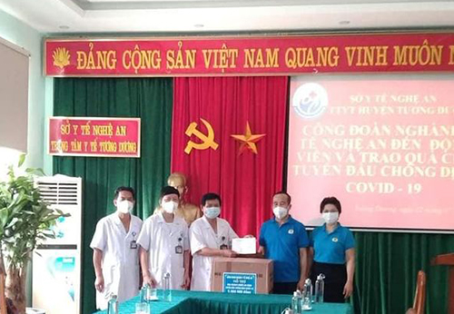 Công đoàn ngành Y tế Nghệ An thăm và tặng quà cho đội ngũ y, bác sỹ nơi tuyến đầu phòng, chống dịch COVID-19 huyện Tương Dương.