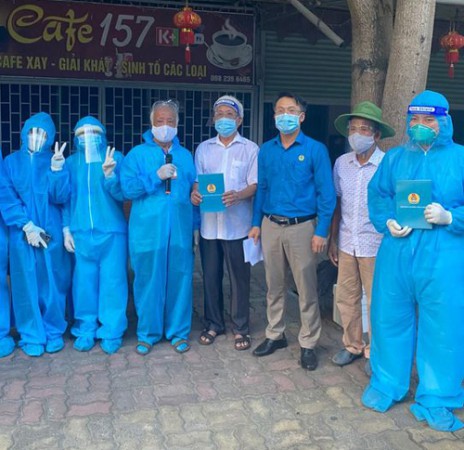 Lãnh đạo Liên đoàn lao động tỉnh Nghệ An đến thăm hỏi, động viên, trao quà cho cán bộ y tế tại một số điểm lấy mẫu xét nghiệm Covid-19