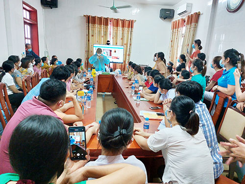 CDC Nghệ An tập huấn lấy mẫu xét nghiệm test nhanh gộp 5 cho cán bộ y tế huyện Yên Thành