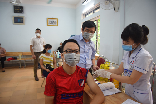 Đẩy nhanh tiêm vắc-xin Covid-19 cho tất cả trường hợp từ 18 tuổi trở lên