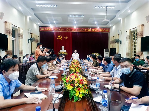 Phó Trưởng Ban Chỉ đạo phòng, chống dịch COVID -19 tỉnh họp khẩn với BCĐ phòng chống COVID-19 thành phố Vinh sau khi phát hiện 3 ca bệnh dương tính với SARS - CoV -2 tại Chợ đầu mối Vinh.