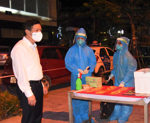 Lãnh đạo Sở Y tế, CDC Nghệ An tiếp tục kiểm tra giám sát công tác lấy mẫu xét nghiệm COVID-19 cho người dân thành phố Vinh.