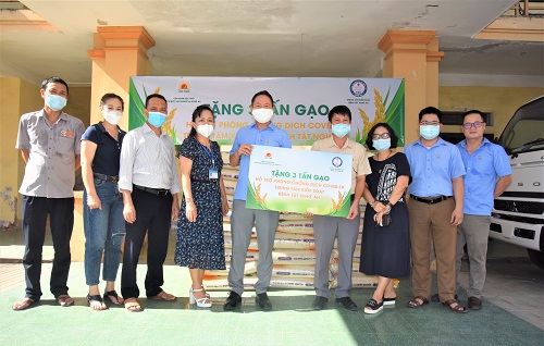 Chi nhánh Bảo vệ thực vật An Giang tại Nghệ An hỗ trợ 3 tấn gạo cho đội ngũ y, bác sỹ nơi tuyến đầu phòng, chống dịch COVID-19.