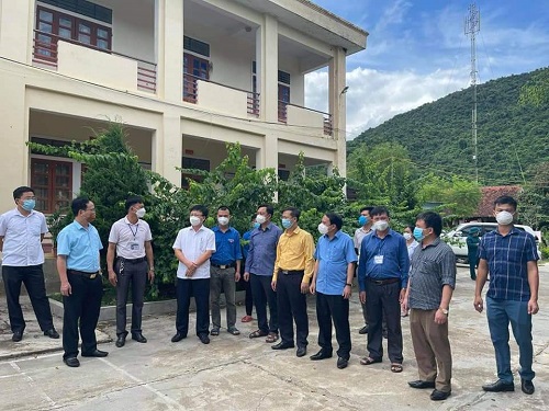 Phó chủ tịch UBND tỉnh và lãnh đạo Sở Y tế kiểm tra khu cách ly tập trung Trường PTDTNT THCS Chiêu Lưu, xã Chiêu Lưu, huyện Kỳ Sơn