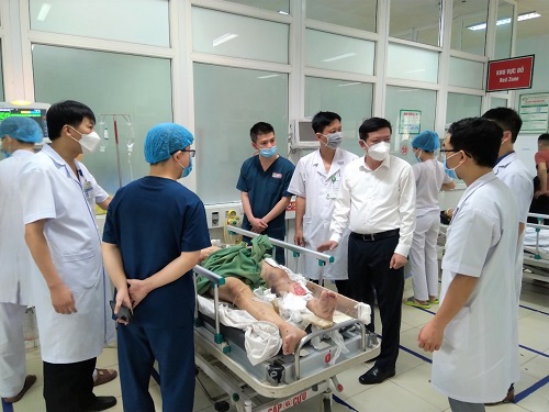 Lãnh đạo Sở Y tế thăm hỏi, động viên nhân viên y tế bị tại nạn nghiêm trọng trên địa bàn tỉnh Nghệ An.