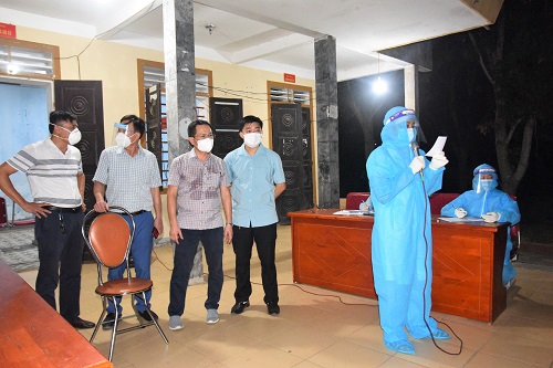 Lãnh đạo Sở Y tế kiểm tra, công tác lấy mẫu xét nghiệm Covid-19 cho người dân liên quan đến chợ đầu mối tại xóm 17 xã Hưng Nghĩa huyện Hưng Nguyên