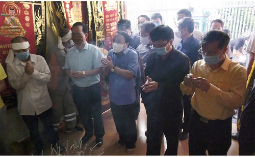 Phó chủ tịch UBND tỉnh và lãnh đạo Sở Y tế thăm gia đình nạn nhân tử vong do tai nạn giao thông trên đường đi làm nhiệm vụ