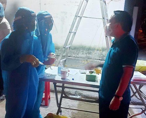 Lãnh đạo Sở Y tế, lãnh đạo CDC tiếp tục kiểm tra hỗ trợ công tác lấy mẫu xét nghiệm COVID-19 miễn phí các phường trên địa bàn thành phố Vinh.
