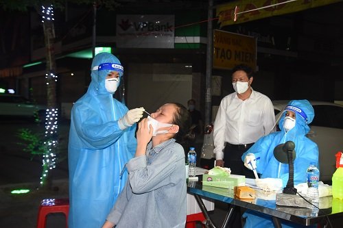 Lãnh đạo ngành Y tế Nghệ An kiểm tra, giám sát công tác lấy mẫu xét nghiệm COVID-19 cho người dân