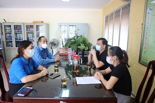 Thường trực Công đoàn ngành y tế Nghệ An thăm và động viên cán bộ y tế thực hiện "3 tại chỗ"