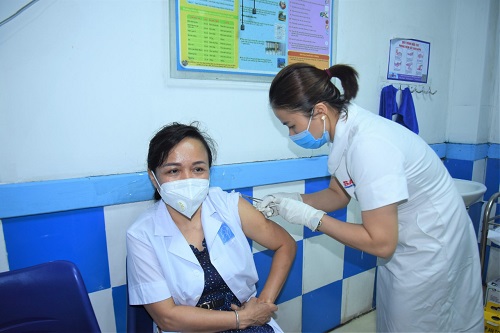 Lý do không nên xoa bóp bắp tay mới tiêm vắc xin COVID-19