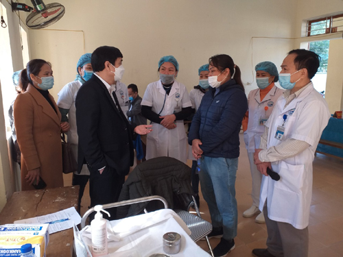 Giám đốc Trung tâm Kiểm soát bệnh tật tỉnh kiểm tra công tác phòng, chống dịch và tiêm vắcxin phòng COVID-19 cho học sinh tại huyện Kỳ Sơn