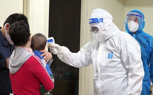 Hướng dẫn mới nhất của Bộ Y tế chăm sóc trẻ em mắc COVID-19 tại nhà