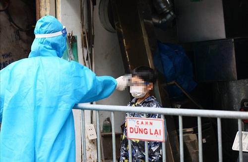 Báo ngay cho y tế khi trẻ em mắc COVID-19 chăm sóc tại nhà có những dấu hiệu sau