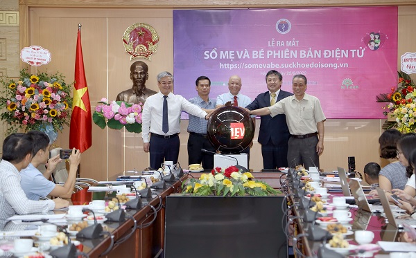 Thứ trưởng Bộ Y tế: Sổ Mẹ và Bé phiên bản điện tử là một phần không tách rời của Hồ sơ sức khỏe toàn dân