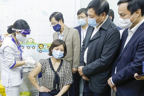 Kỷ niệm Ngày Thầy thuốc Việt Nam (27/2): Nhìn lại chiến dịch tiêm vaccine chưa từng có trong lịch sử, đưa Việt Nam trở lại cuộc sống bình thường