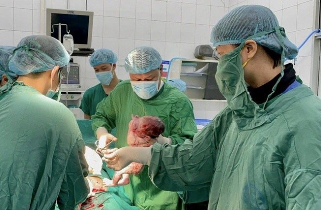 Hàng nghìn thầy thuốc của hệ đào tạo tinh hoa miệt mài cùng đồng nghiệp làm rạng danh y tế Việt Nam