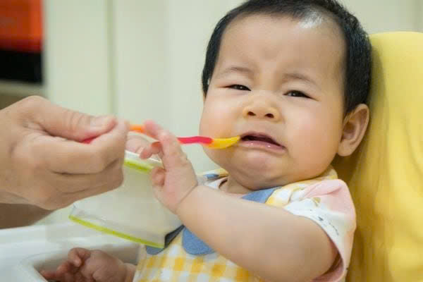 Trẻ biếng ăn kéo dài – phải làm sao?