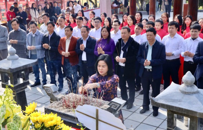 Lãnh đạo Sở Y tế Nghệ An dâng hương tưởng niệm Đại danh y Hải Thượng Lãn Ông Lê Hữu Trác
